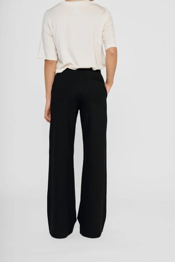 Residus Byxor Leia Short Pants. Vida byxor med resår och framfickor. Kontorsbyxa