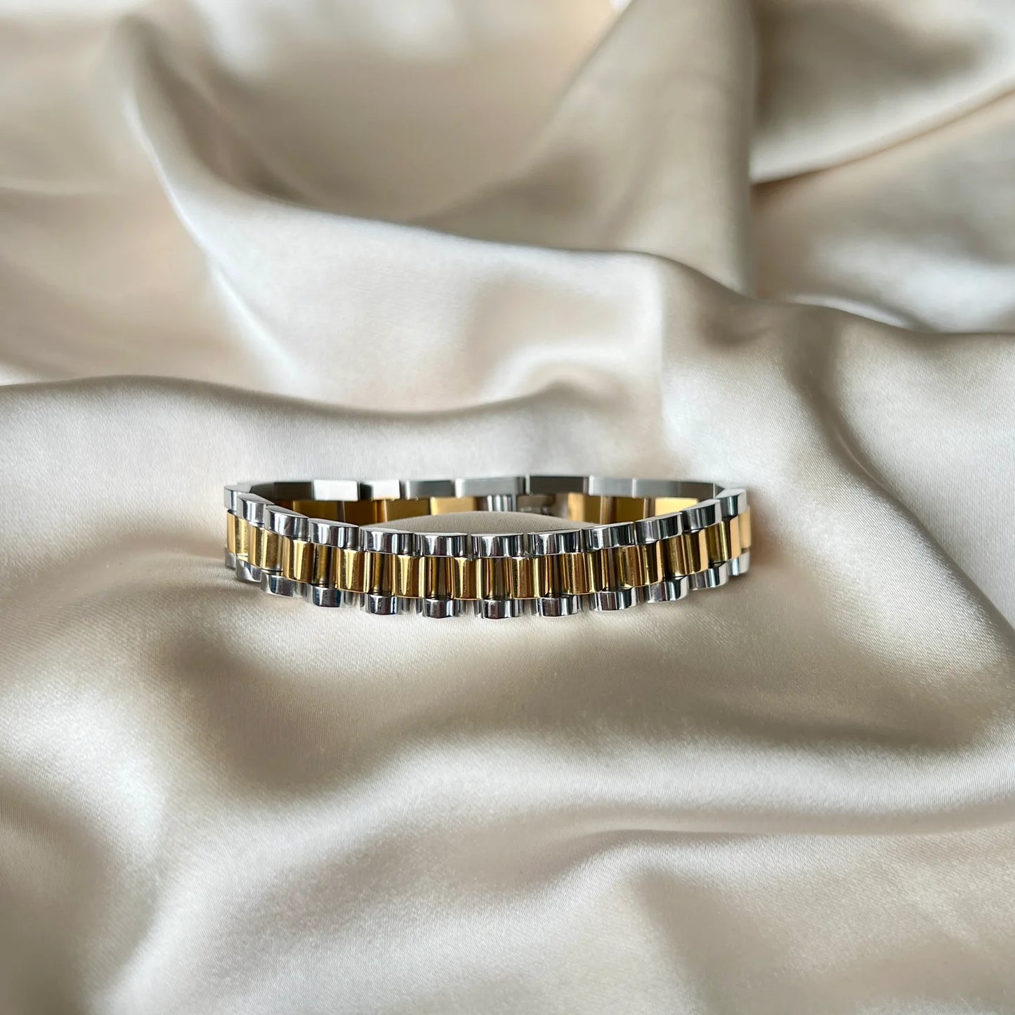 Analog Ava Armband