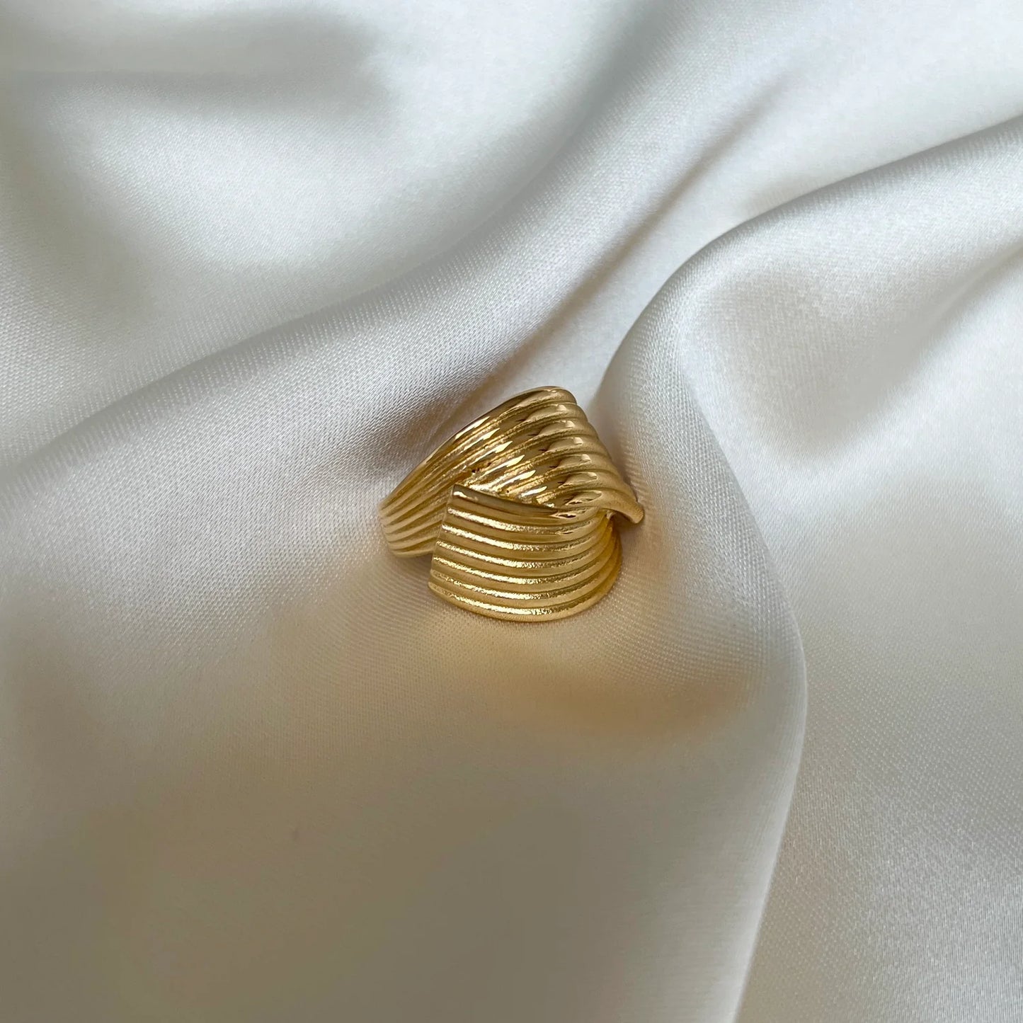 Hedda Huggie Ring