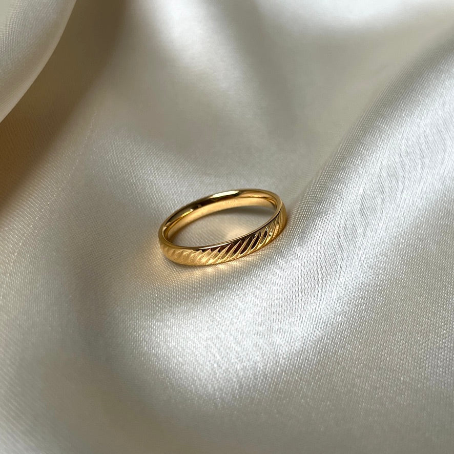 Oblique Olga Ring