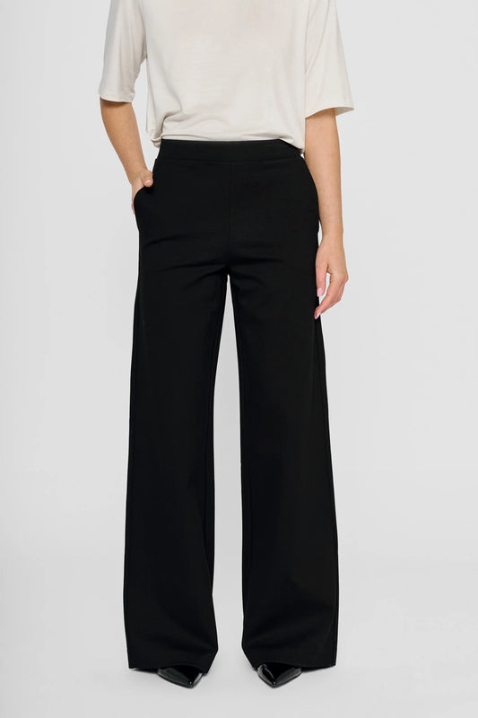 Residus Byxor Leia Short Pants. Vida byxor med resår och framfickor. Kontorsbyxa