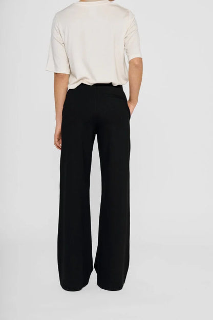 Residus Byxor Leia Short Pants. Vida byxor med resår och framfickor. Kontorsbyxa