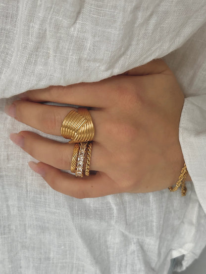 Hedda Huggie Ring