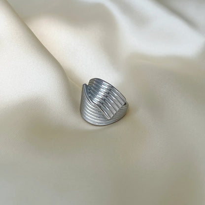 Hedwig Huggie Ring